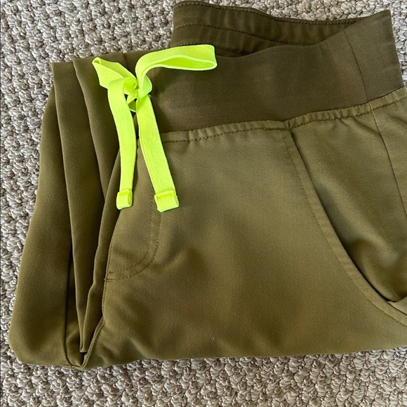 Figs Olive Green Scrub Set - Picture 2 of 3